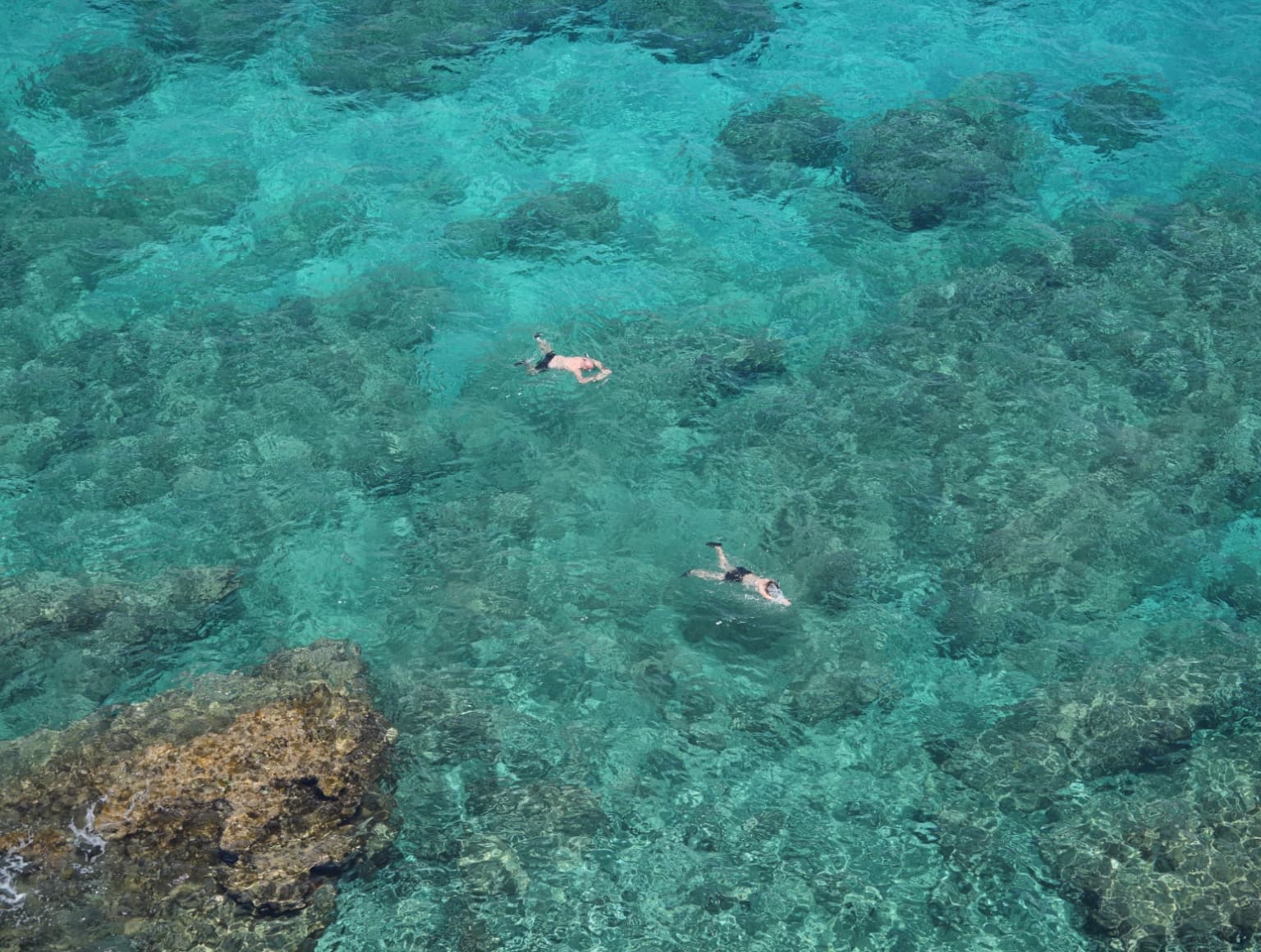 Vista de las aguas azul turquesa de Cala San Vicente