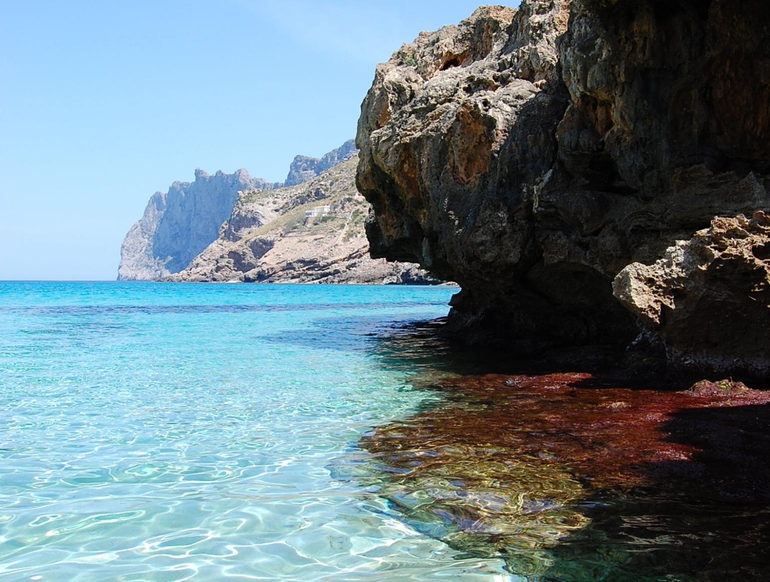 Picture of the rocks at the shore of Cala Molins in Cala San Vicente