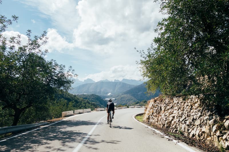 Ciclista en carretera