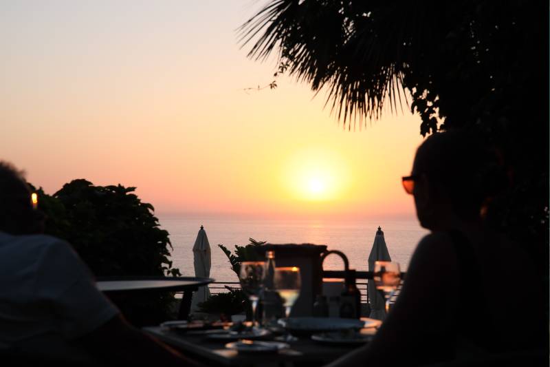 Imagen del atardecer con el mar mediterráneo de fondo