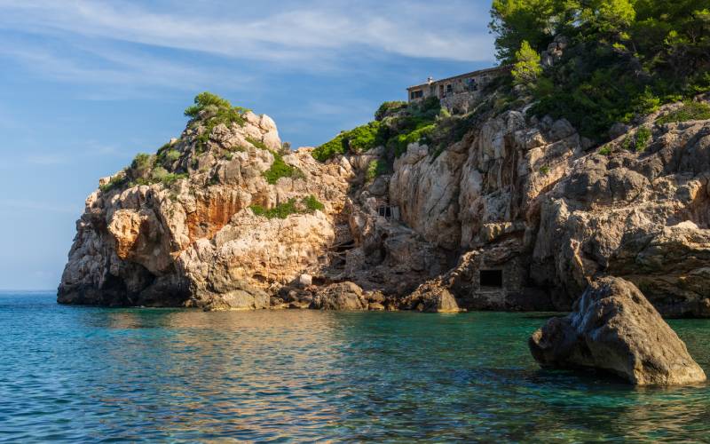 Cala Deià con aguas critalinas en medio de la naturaleza