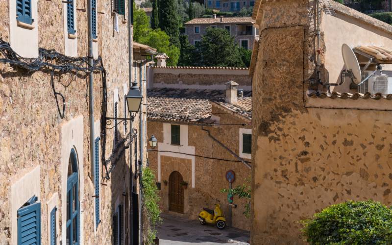 Calle empedrada del centro de Deià