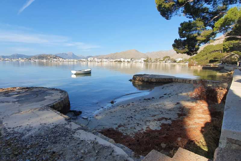 Pine wlak with a boat at the bottom