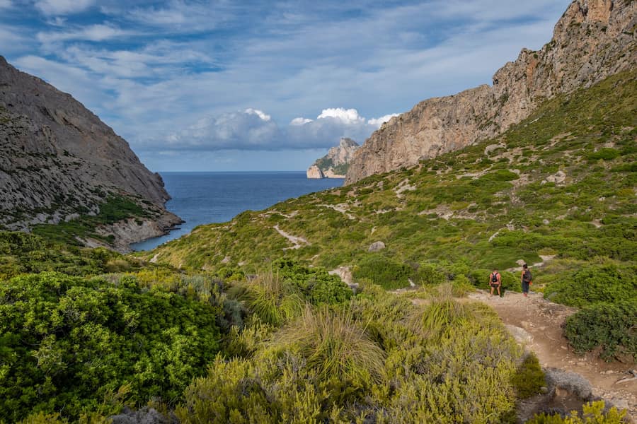 El camino a Cala Boquer es fácil de seguir. Perfecto para ir con la familia