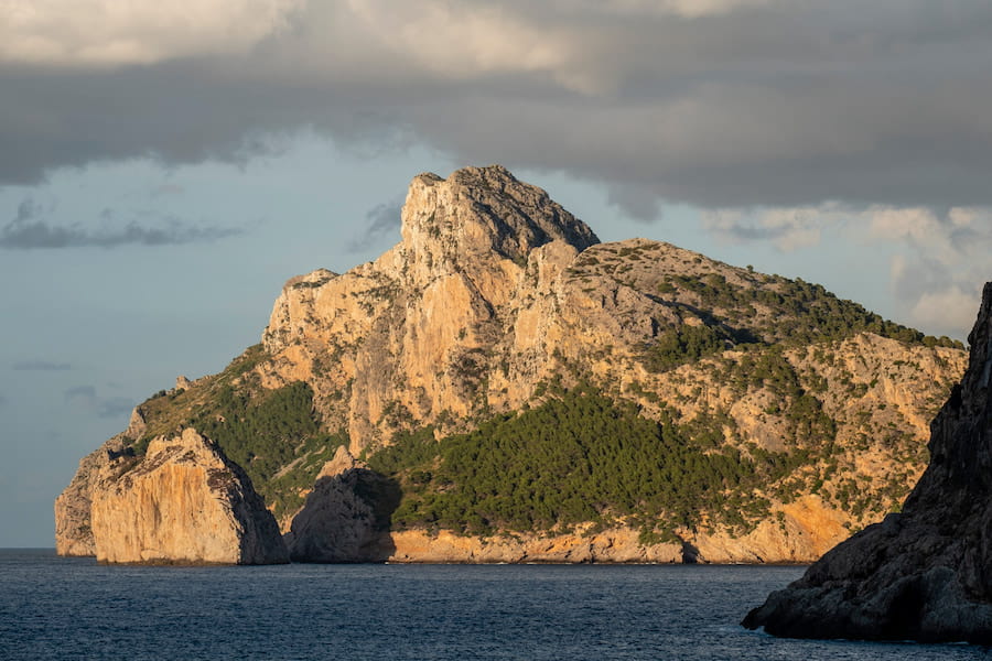 Vista desde Cala Boquer hacia Es Colomer