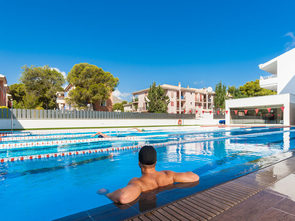 Guy training in the swimmingpool