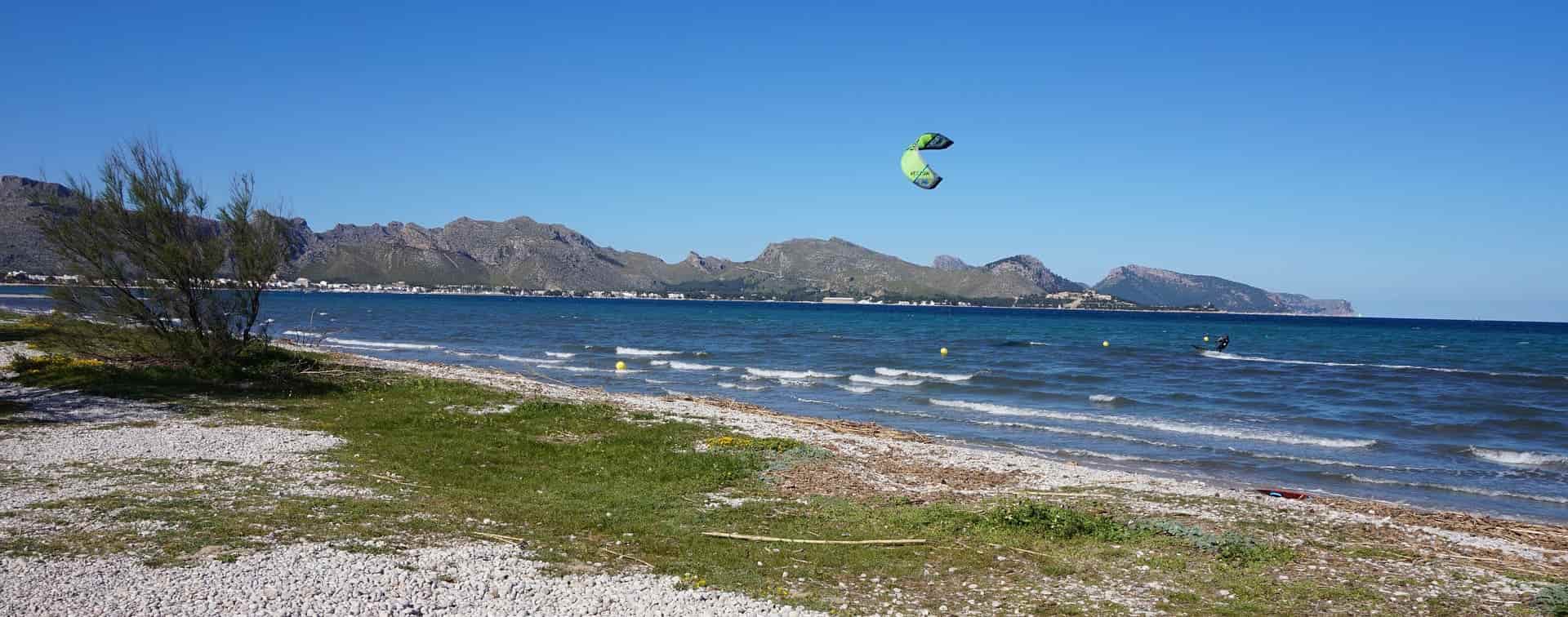 Kitesurfer volando en la Playa de Llenaire (en Puerto de Pollensa)