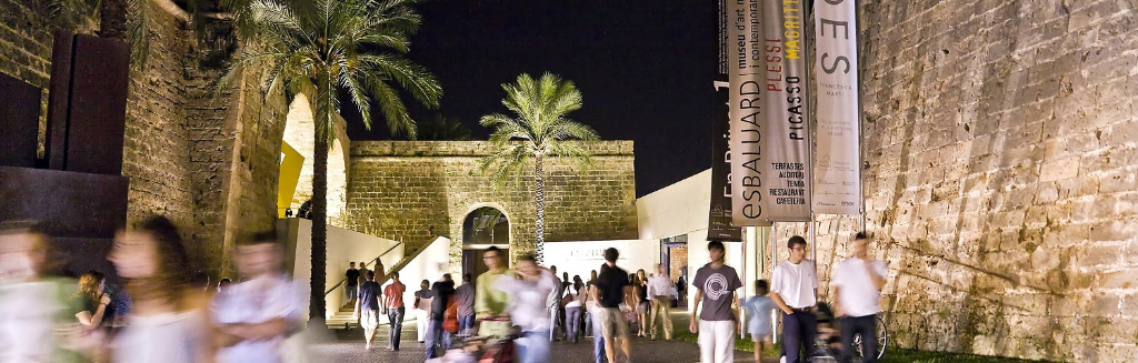 People visiting "The Baluard" Museum
