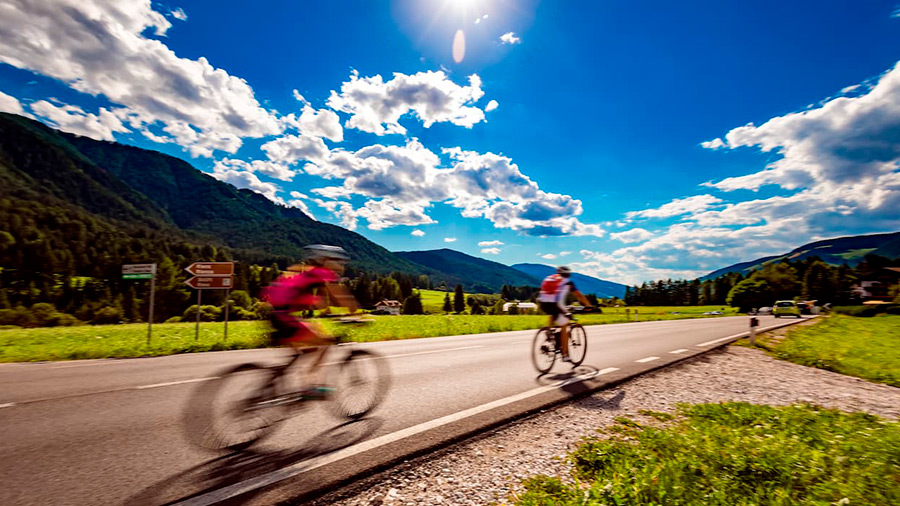 Ciclistas en ruta de carretera desde Puerto Pollensa