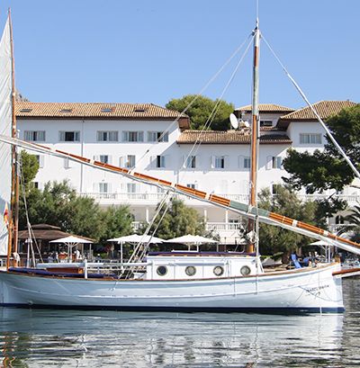 Llaut boat in front of Hotel Illa d'Or