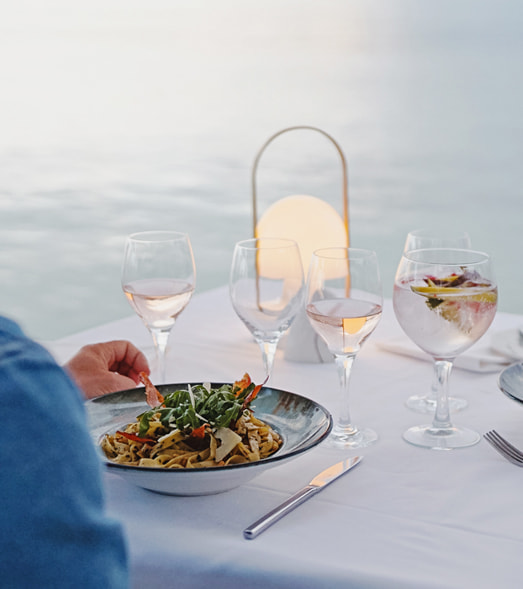 TERRASSE MIT BLICK AUF DAS MEER