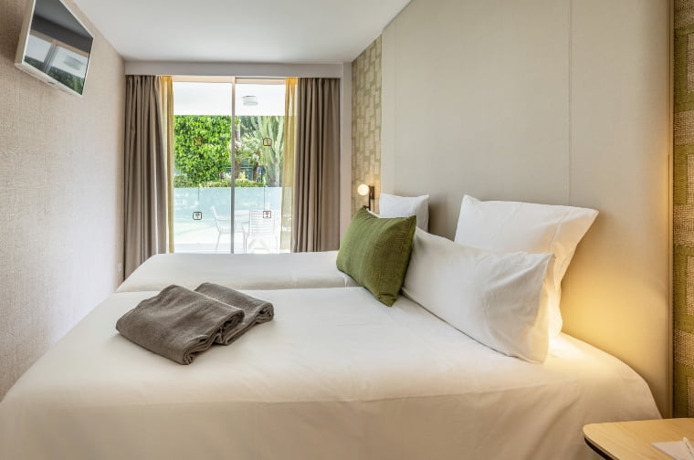 Bedroom with double bed, flat-screen TV and access to the outside