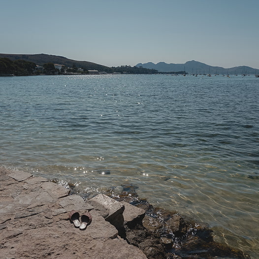 Mar mediterráneo con montañas de fondo