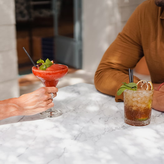 Dos cocktails en la mesa de una terraza