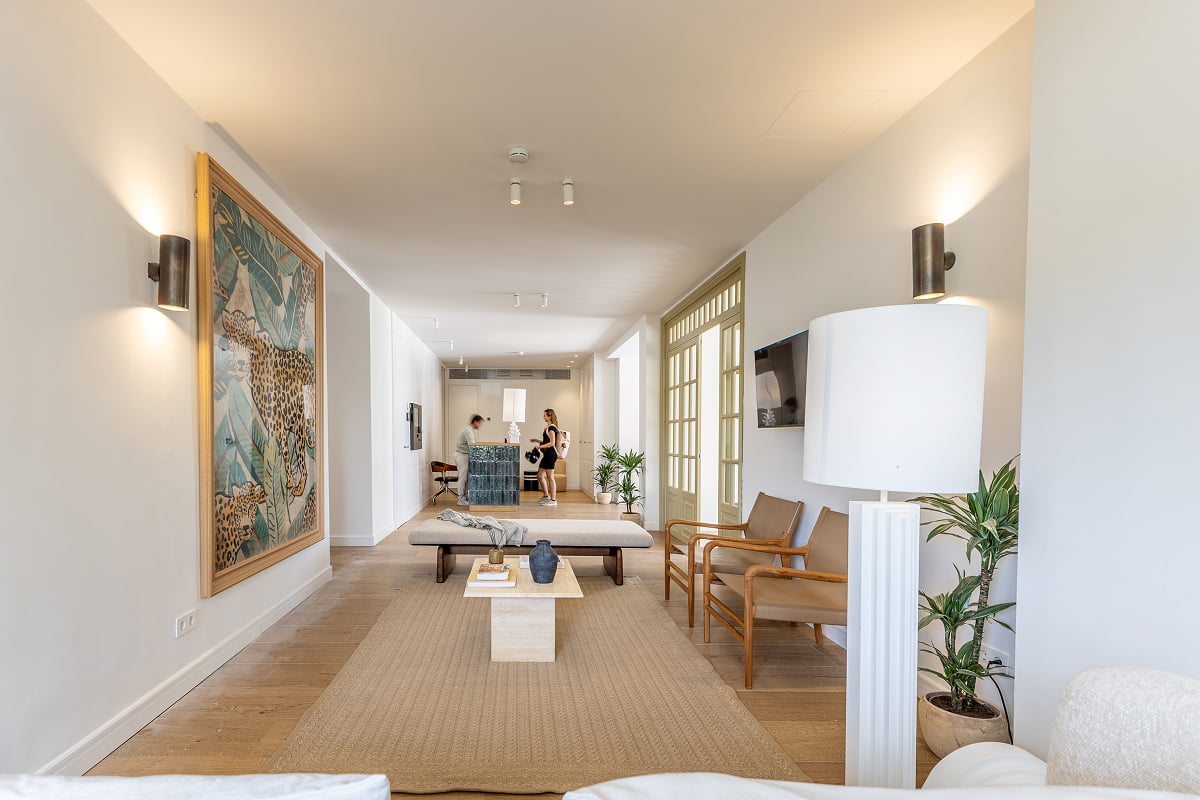 Recepción de hotel con decoración moderna y sala de estar