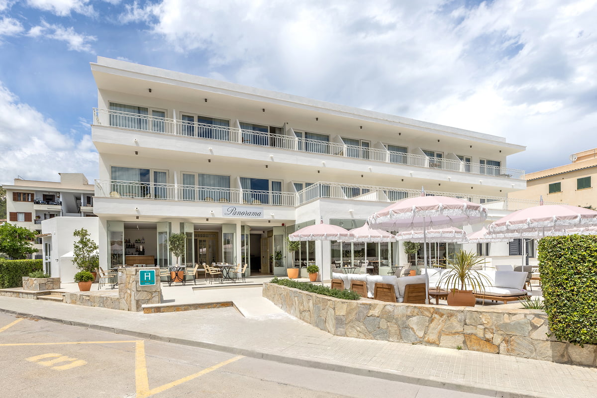 Vista exterior del Hotel Panorama con terraza