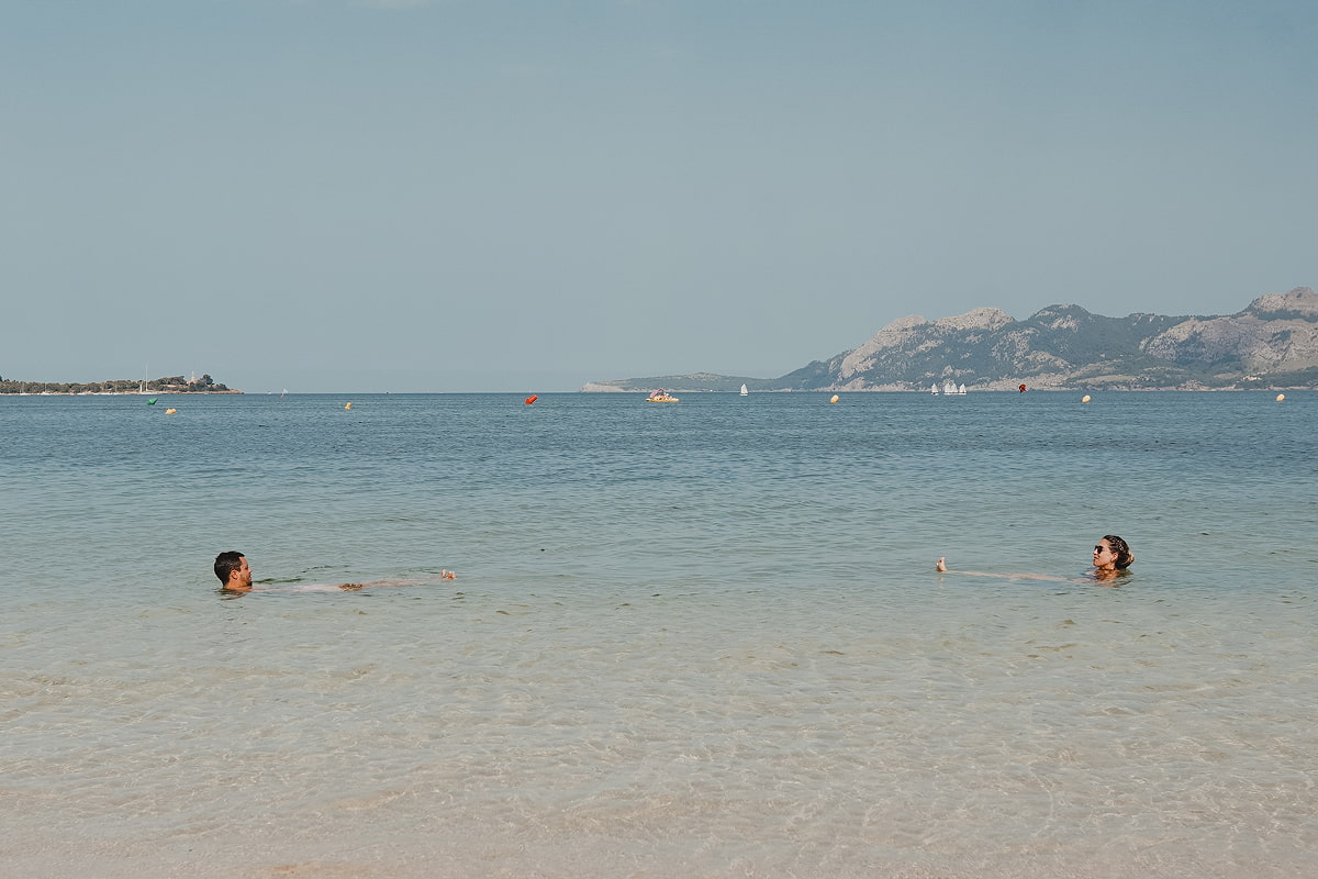 Pareja bañándose en una playa de Puerto de Pollensa