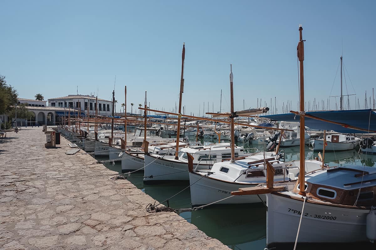 Barcos de madera amarrados en el Puerto de Pollensa
