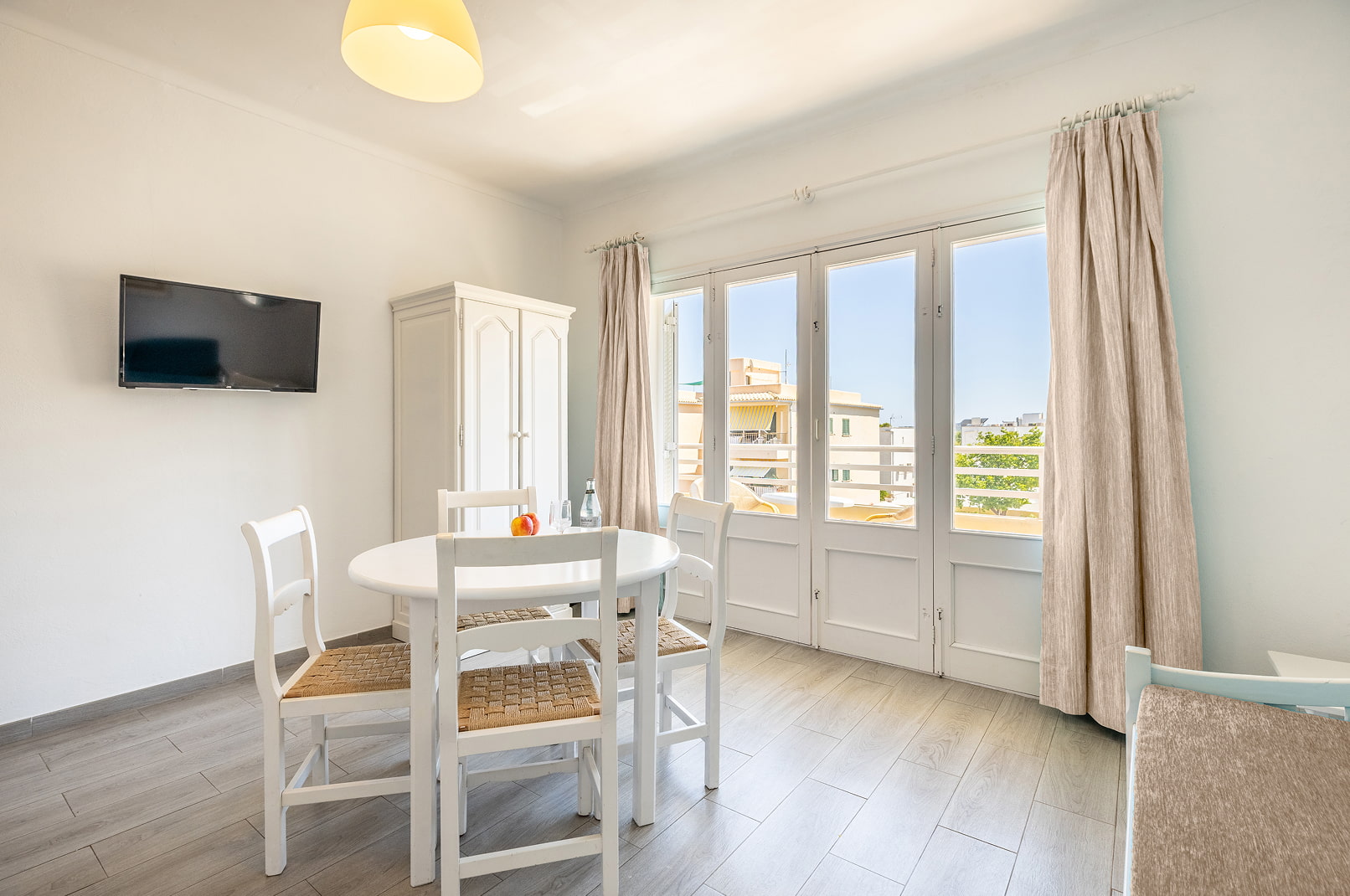 Apartamento con mesa, sillas, armario y luz natural