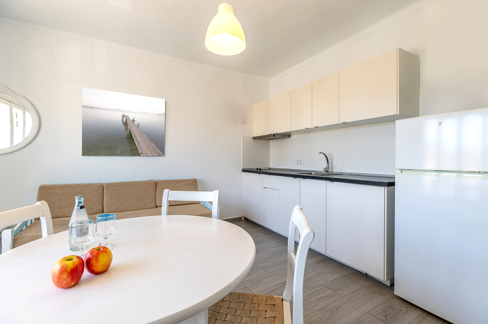 Cocina comedor completo del apartamento basic