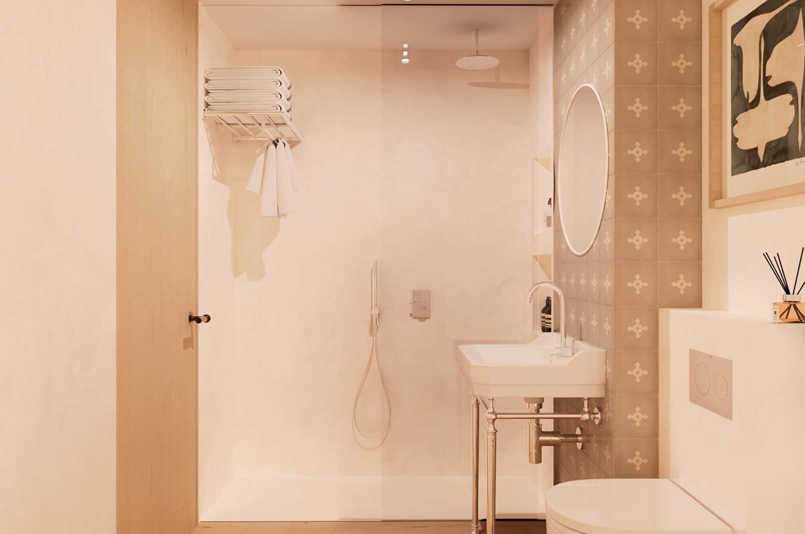 Baño con ducha y toallas blancas